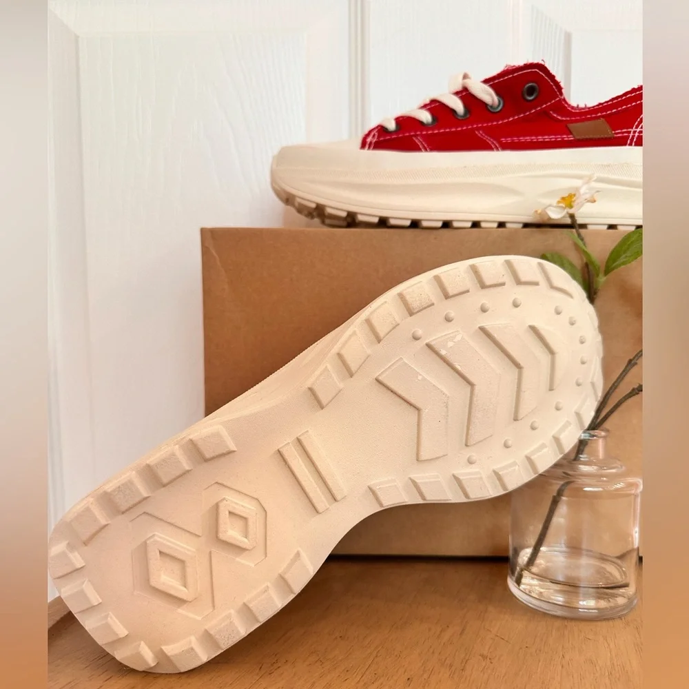 CANVAS SNEAKERS ~ Women’s Red and White canvas sneakers never worn size 7 - Picture 7 of 8